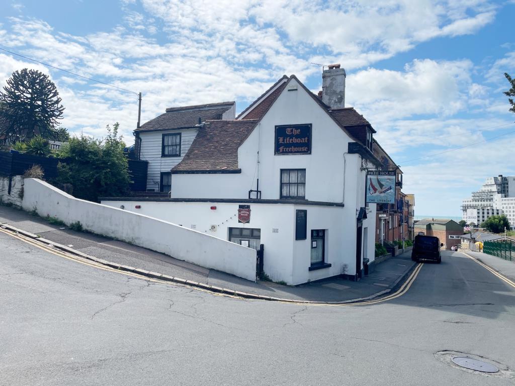 Lot: 77 - PERIOD PUBLIC HOUSE WITH ACCOMMODATION - side of property